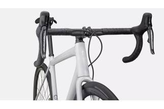 S-Works Aethos : le vélo de route ultraléger et performant pour cyclistes exigeants